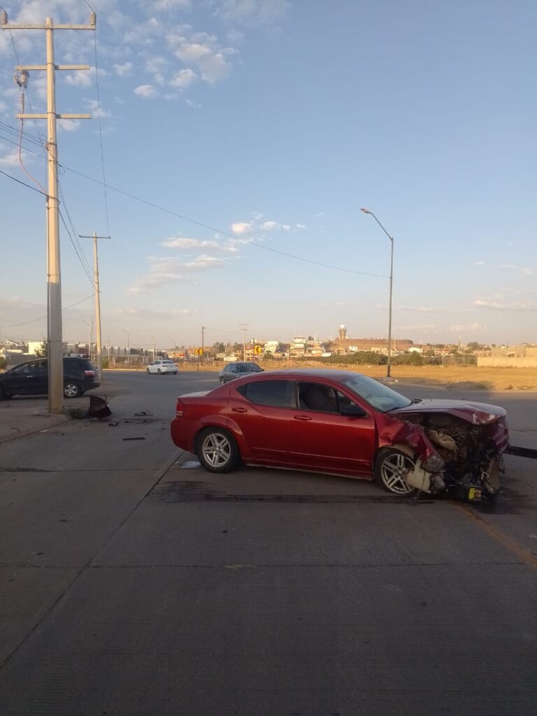 Conductor pierde el control de su vehículo y se estrella contra poste ...